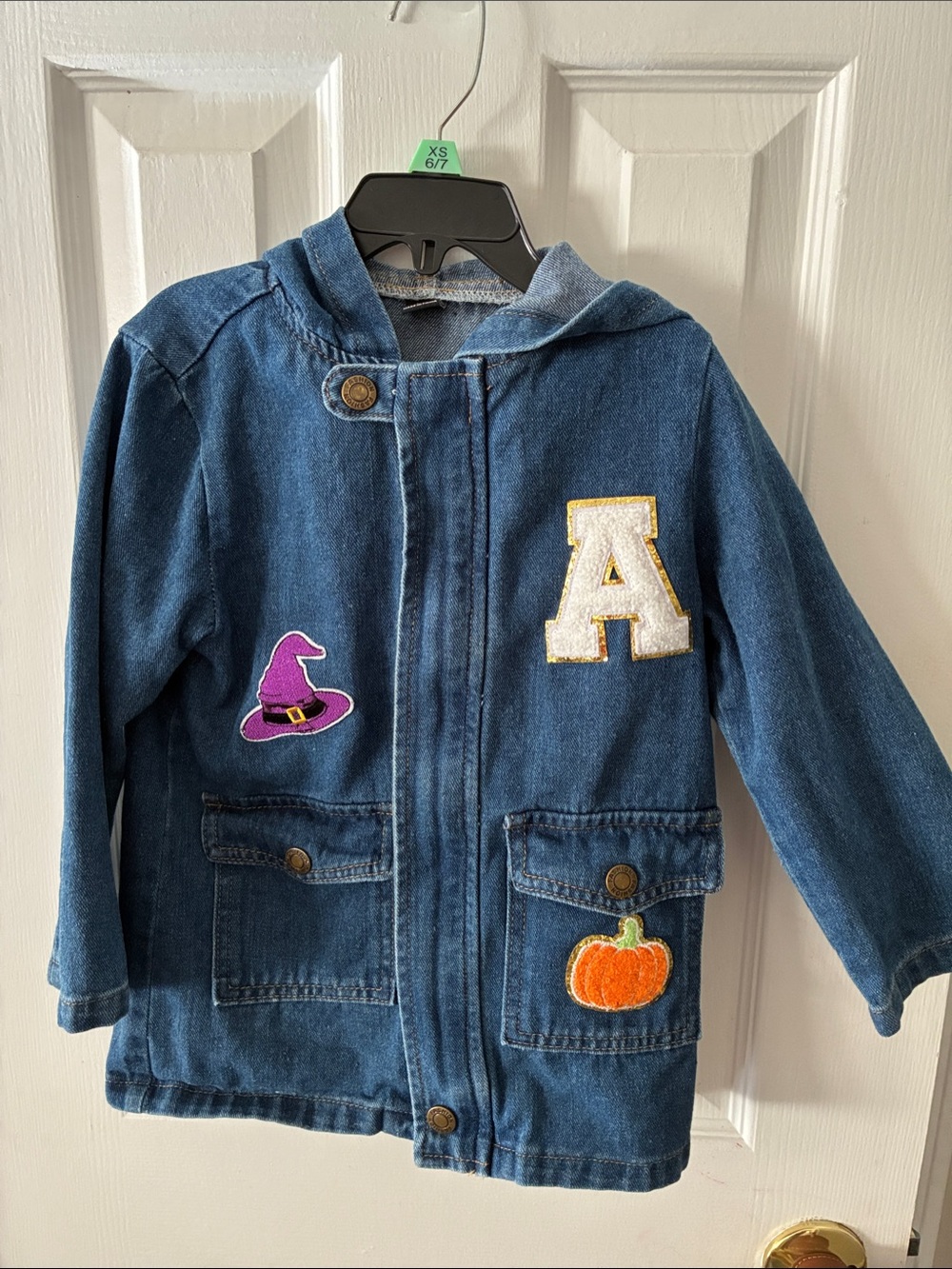 SHEIN Girls' Denim Hooded Jacket with Halloween Patches - Blue